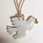 Collier colombe avec pendentif colombe blanche brillante sur cordon en cuir beige