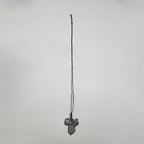 Pendentif gris en forme de fleur, suspendu sur cordon fin