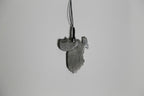 Pendentif gris en forme de feuille, vue de face, texture striée, sur cordon.