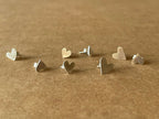 Puces d’oreilles cœur en métal, série de petits clous