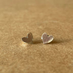 Puces d’oreilles cœur, paire de petits clous au premier plan