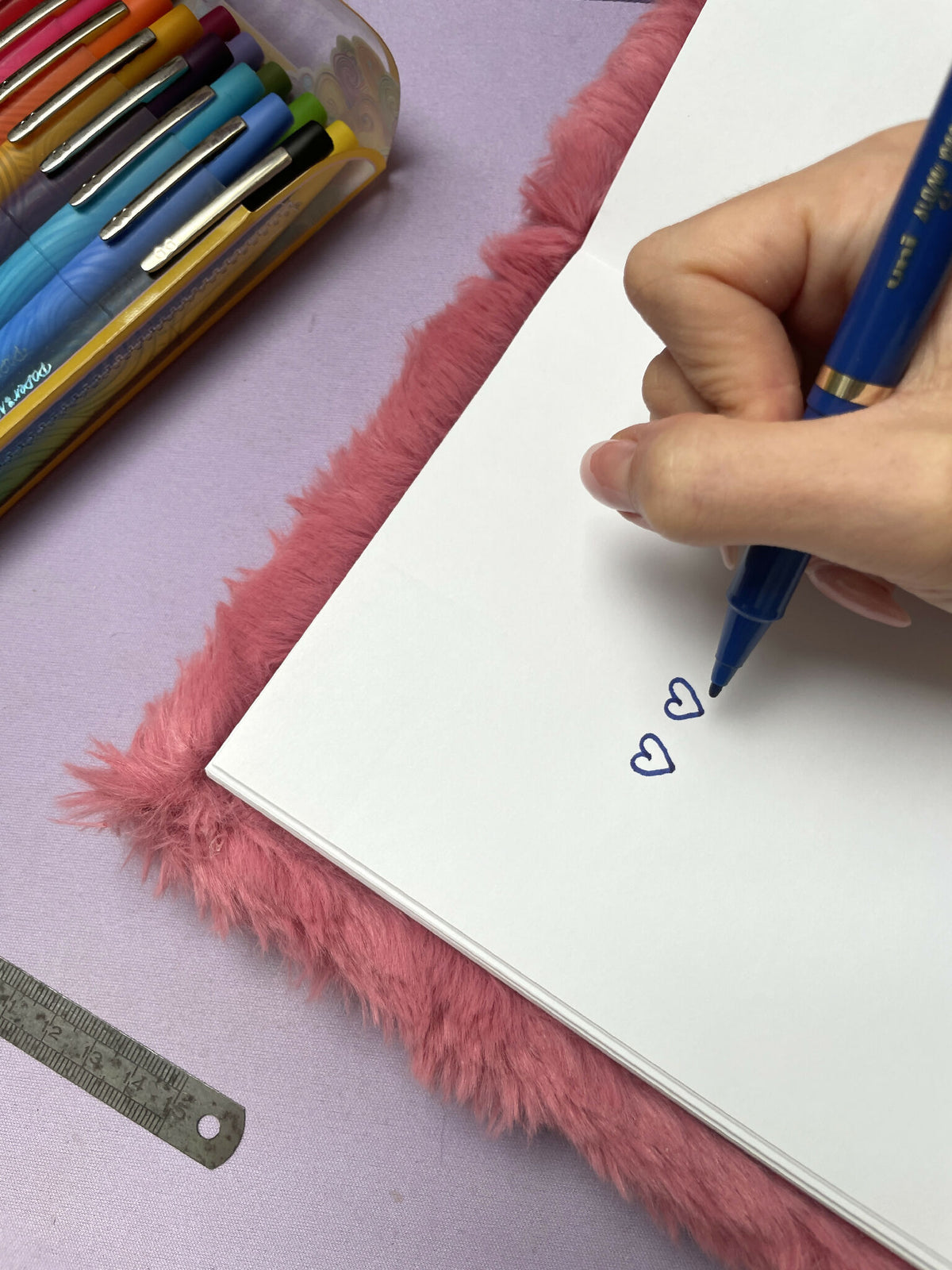 Puces d’oreilles cœur, esquisse de cœurs sur carnet avec feutres