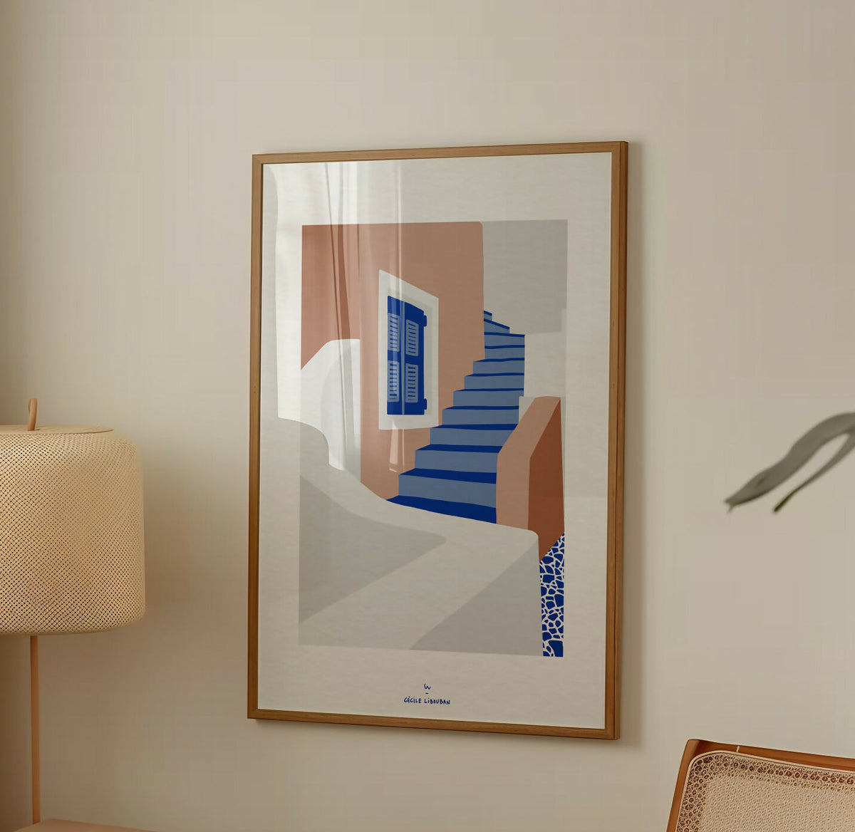 Affiche A4 encadrée, escaliers bleus et façades abstraites beige, gris et terracotta.