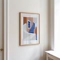 Affiche A4 encadrée en bois, escaliers bleus et bâtiments abstraits aux tons beige et gris.