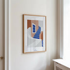 Affiche A4 encadrée en bois, escaliers bleus et bâtiments abstraits aux tons beige et gris.
