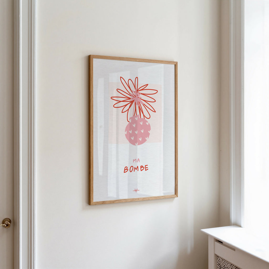 Affiche encadrée bois clair, fleur rouge et fruit rose, inscription « MA BOMBE ».