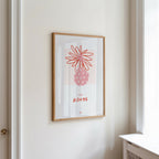 Affiche encadrée bois clair, fleur rouge et fruit rose, inscription « MA BOMBE ».
