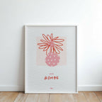 Affiche encadrée, fleur rouge et fruit rose, texte « MA BOMBE ».