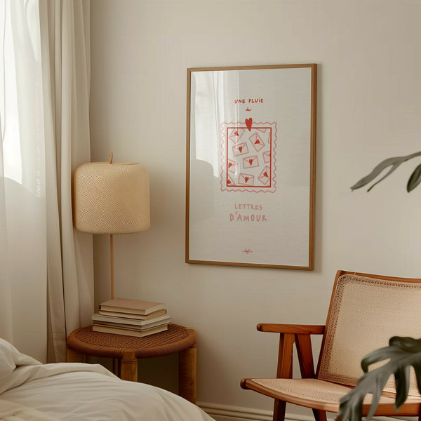 Affiche encadrée « Une pluie de lettres d’amour », motif de cartes et ruban rouge.