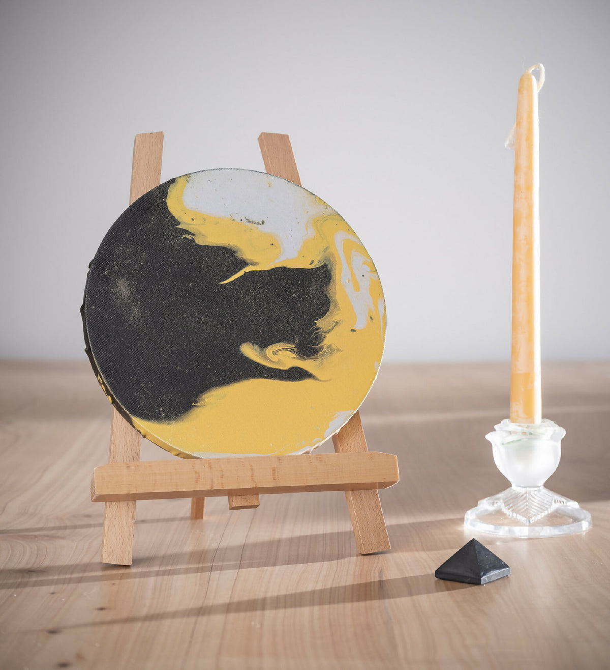 Peinture sur toile Alchimie : cercle noir et jaune sur chevalet en bois