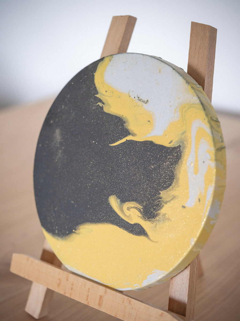 Peinture sur toile Alchimie en cercle, texture noire et jaune, vue rapprochée