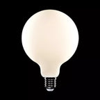 Ampoule LED G125 effet porcelaine, globe rond blanc opalin et culot fileté