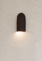 Applique murale en céramique marron, forme goutte, lumière dirigée vers le bas.