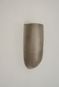 Applique murale en céramique vert bronze, surface mate, forme galbée