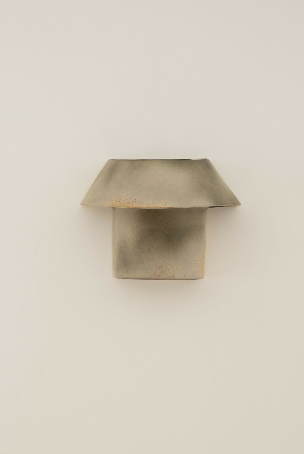 Applique murale en métal bronze, vue de trois-quarts, forme de chapeau