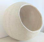Applique bulle à fond plat beige, ouverture arrondie vue de profil, mur ou plafond