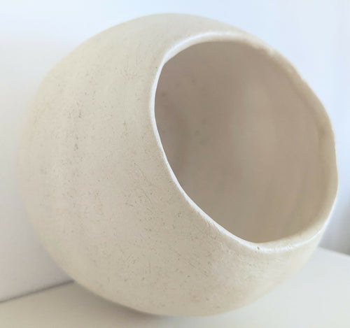 Applique bulle à fond plat beige, ouverture arrondie vue de profil, mur ou plafond