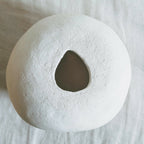 Applique bulle à fond plat beige, face avec ouverture ovale et intérieur sombre