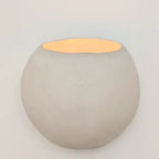 Applique en céramique ronde grise avec insert lumineux orange en demi-lune