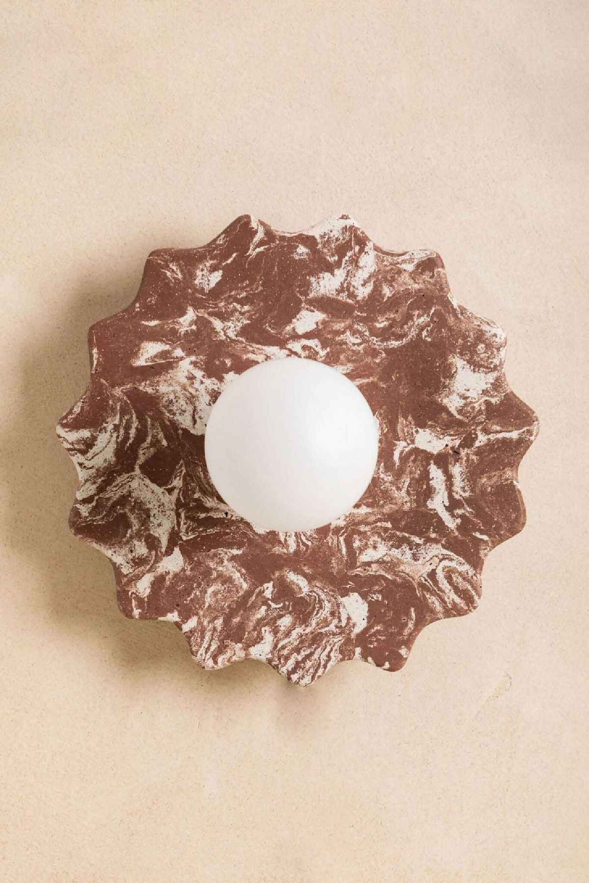 Applique murale en forme de fleur marron chocolat, avec rosace et ampoule blanche