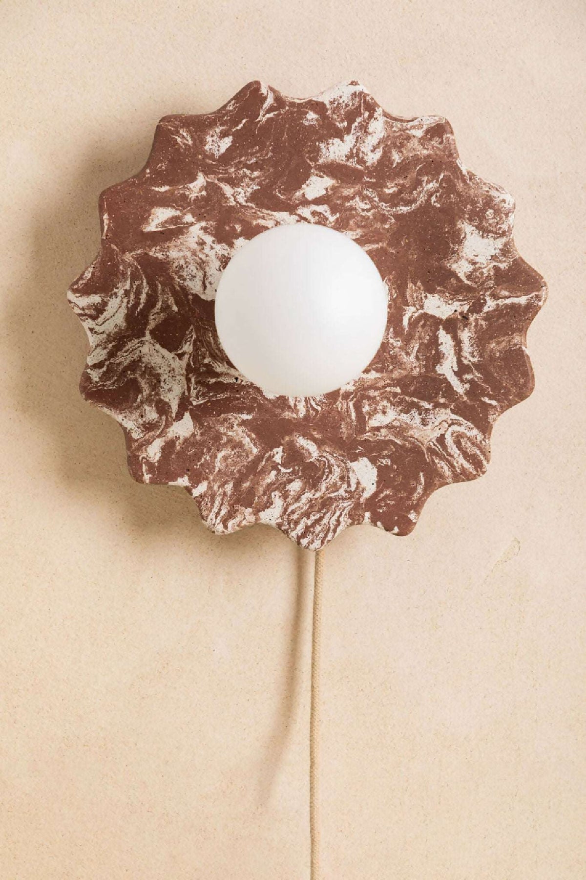 Applique murale fleur marron avec ampoule ronde blanche et câble visible