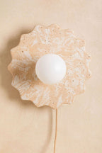 Applique murale fleur beige claire mouchetée, avec ampoule ronde blanche