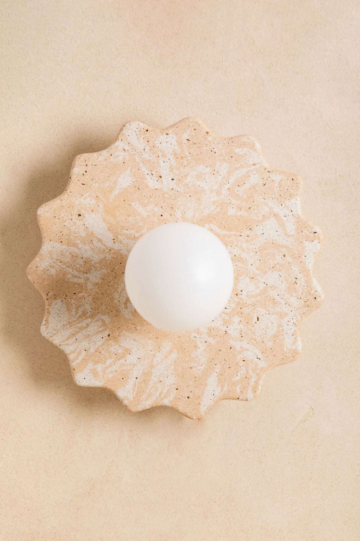 Applique murale fleur beige mouchetée, ampoule ronde blanche centrée