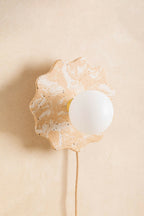 Applique murale en forme de fleur beige clair tachetée, globe blanc et câble.