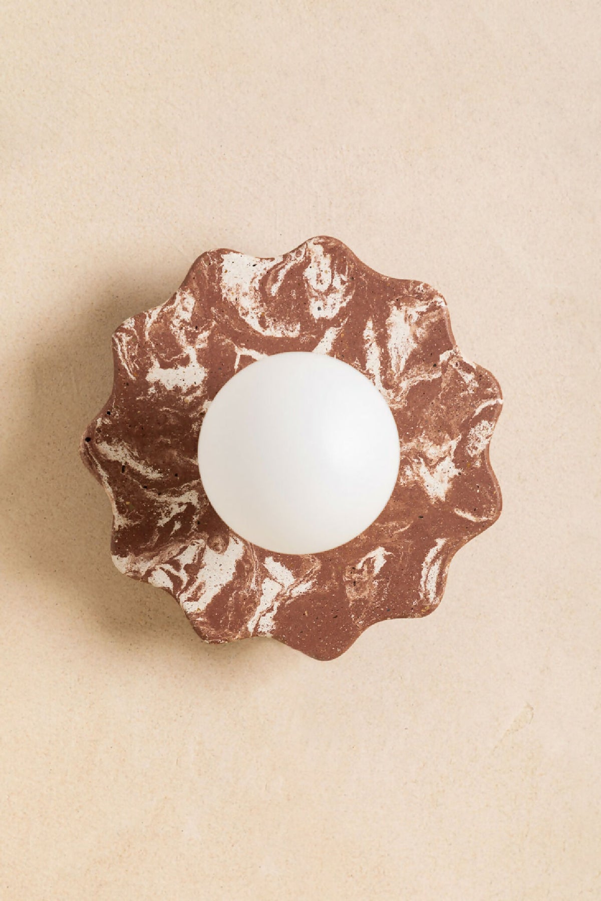 Applique murale ELLA florale brune marbrée, avec diffuseur rond blanc