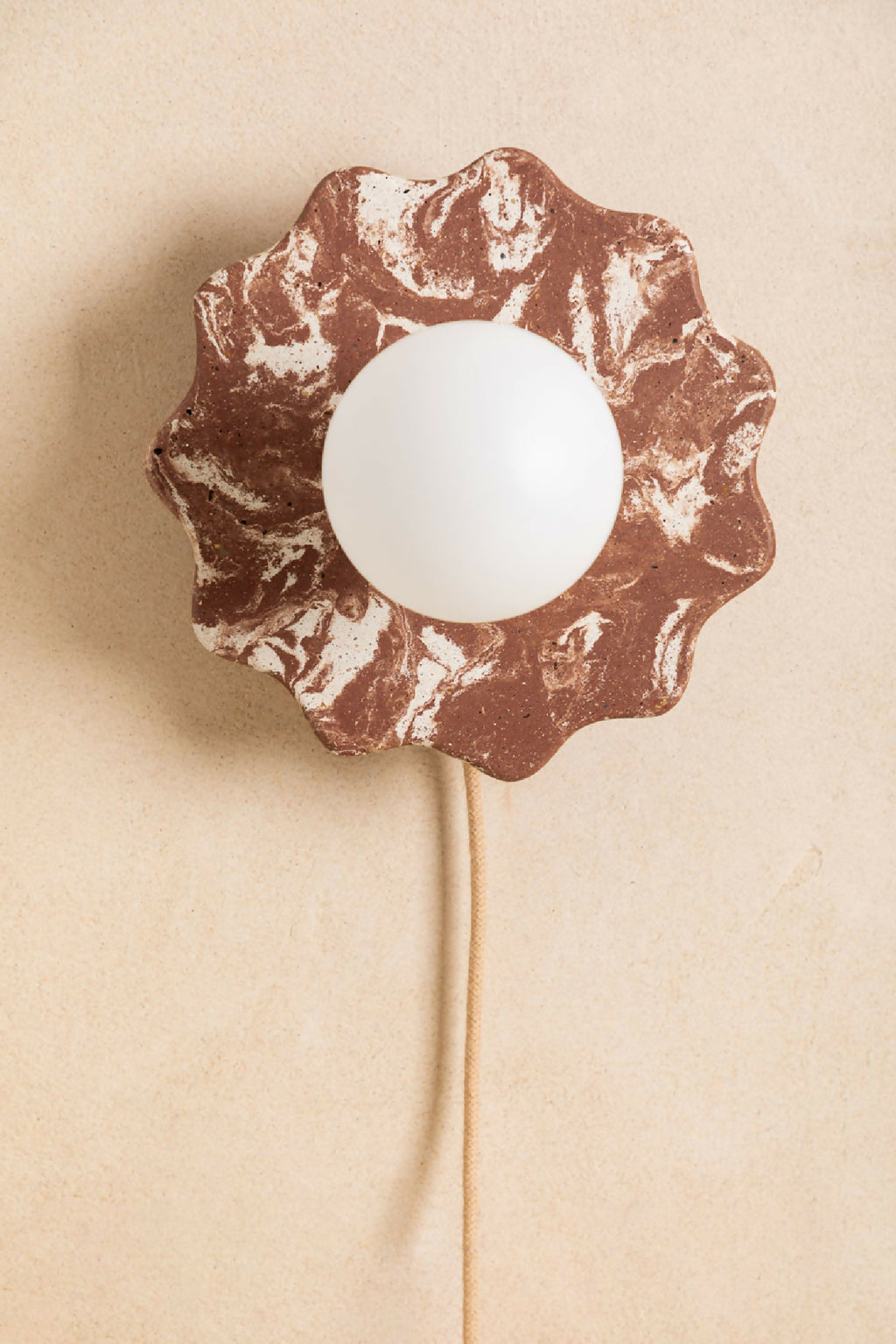 Applique murale en forme de fleur marron à motif éclaboussé, globe blanc et câble.