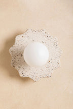 Applique murale ELLA florale beige à motif granuleux, avec diffuseur rond blanc