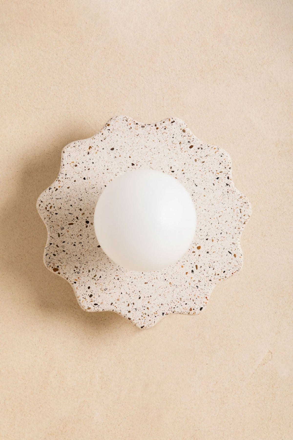 Applique murale ELLA florale beige à motif granuleux, avec diffuseur rond blanc