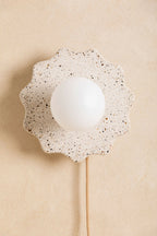 Applique murale en forme de fleur crème tachetée, globe blanc et câble beige.