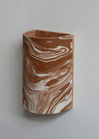 Gobelet cylindrique en céramique marbrée beige et brun, vue de face