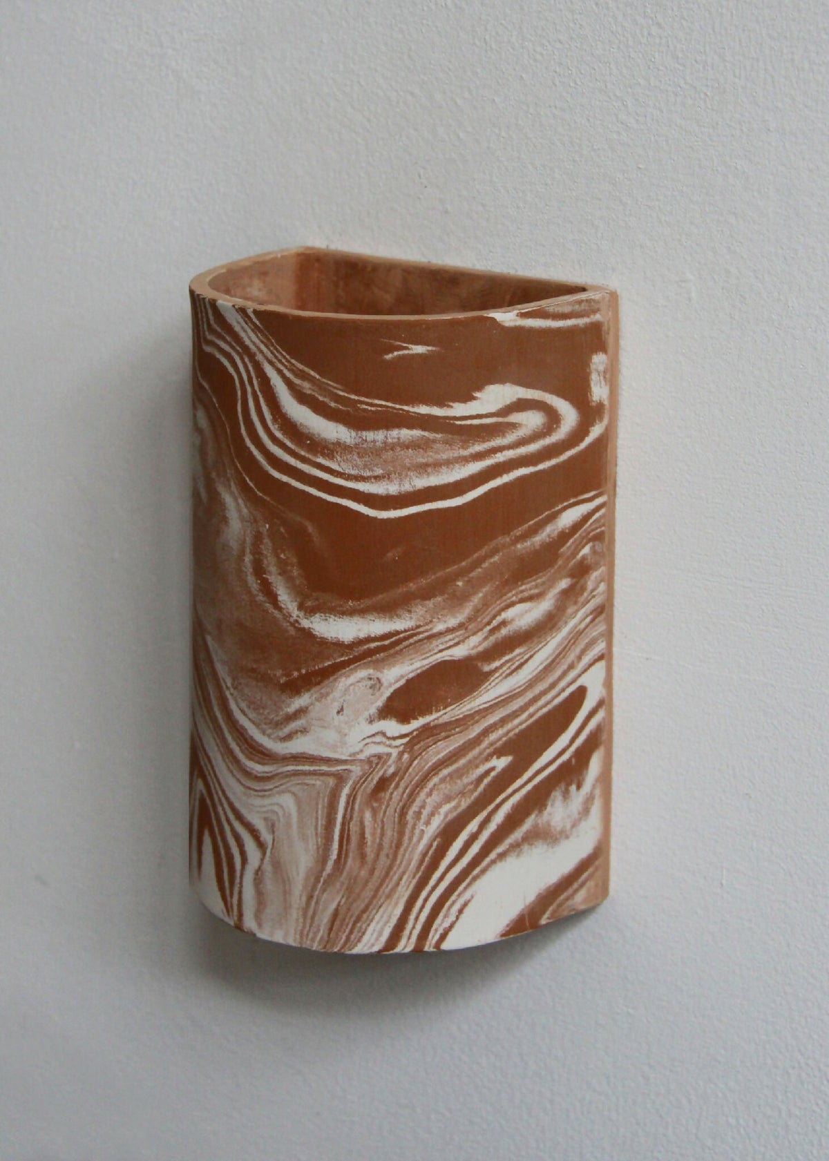 Gobelet cylindrique en céramique marbrée beige et brun, vue de face