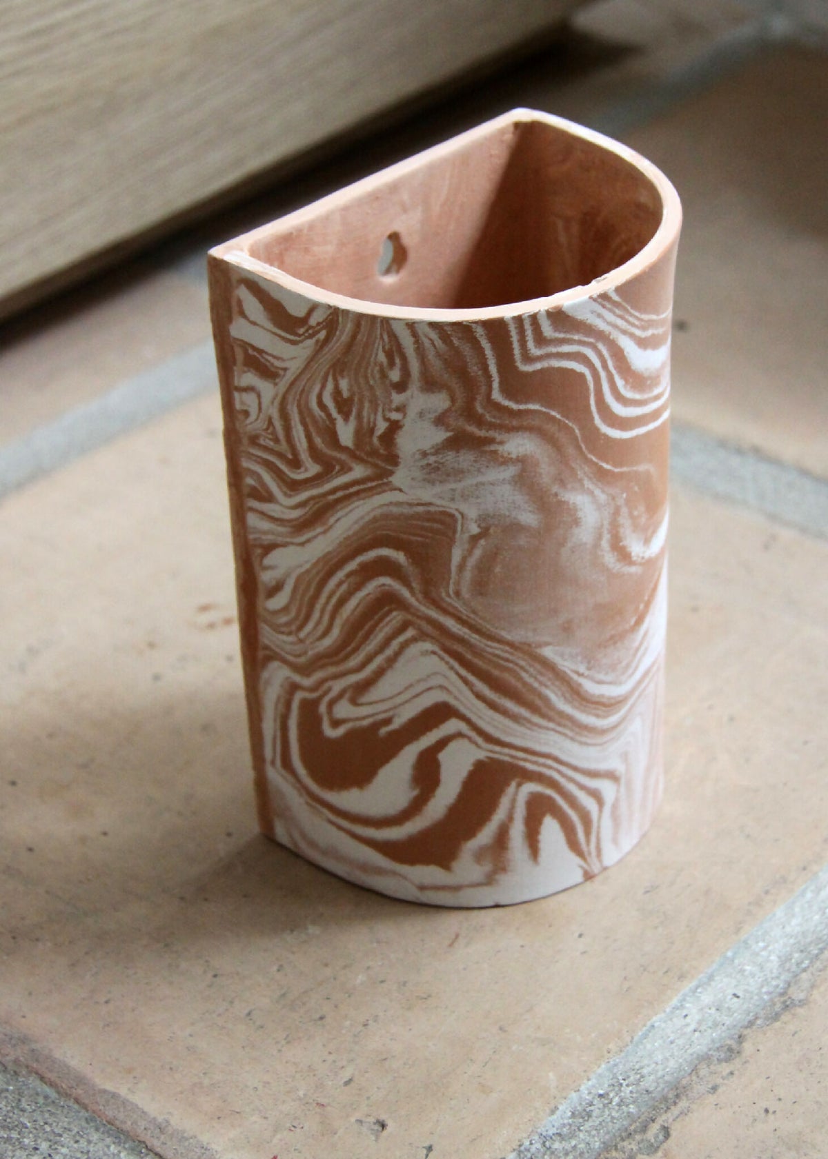 Gobelet cylindrique en céramique marbrée beige et brun, vue en perspective