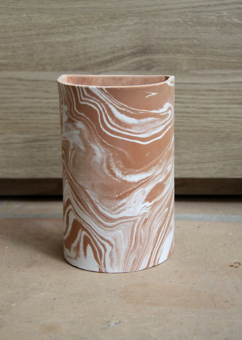 Gobelet cylindrique en céramique marbrée beige et brun, vue du dessus et du bord