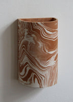 Gobelet cylindrique en céramique marbrée beige et brun, silhouette appliquée