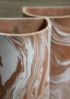 Gobelet cylindrique en céramique marbrée beige et brun, gros plan du motif