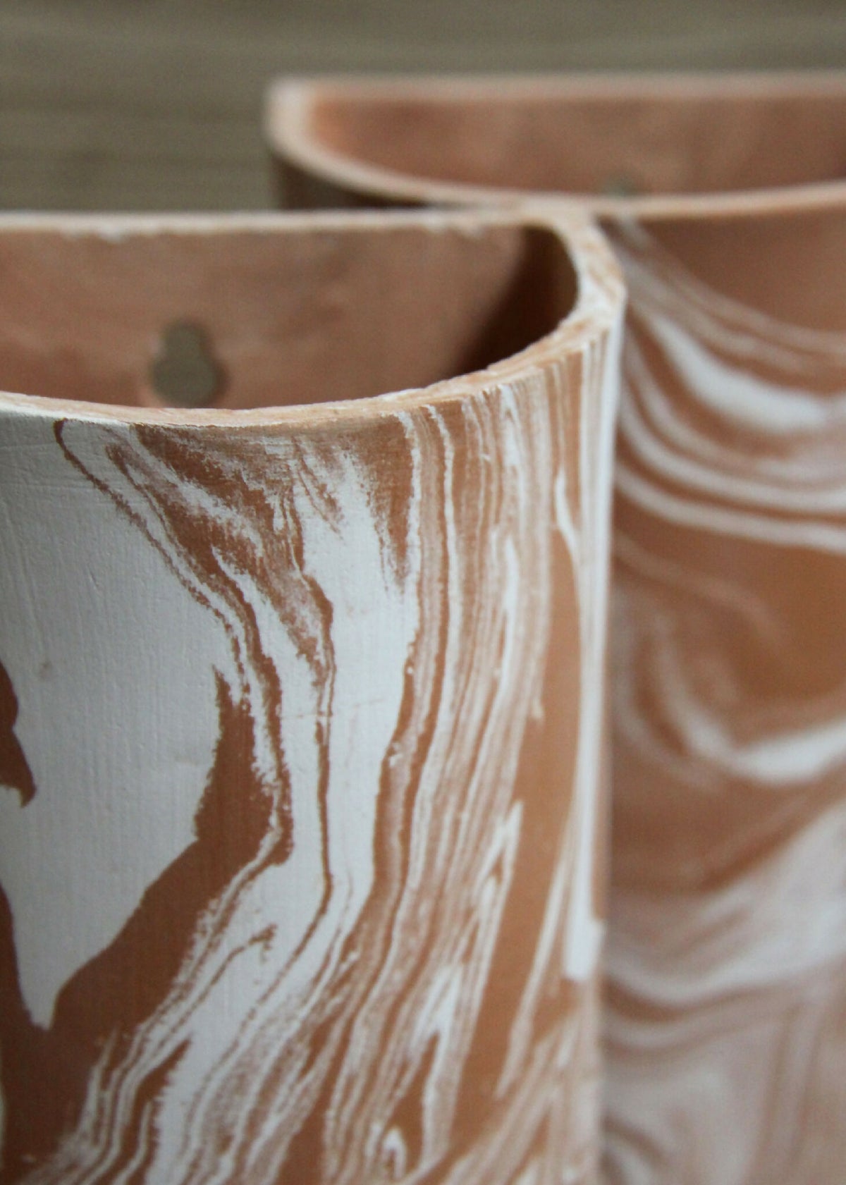 Gobelet cylindrique en céramique marbrée beige et brun, gros plan du motif
