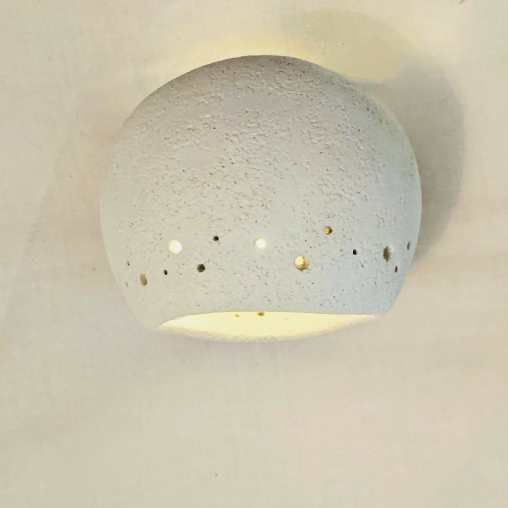 Applique murale Voie Lactée, demi-lune blanche texturée avec points lumineux et lueur en bas