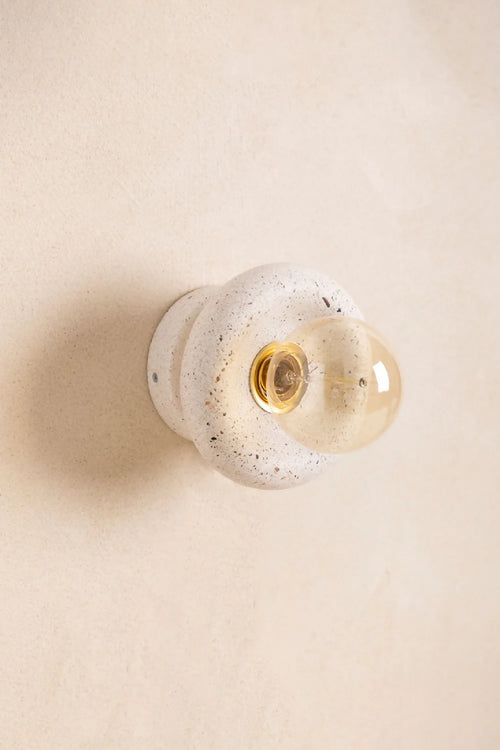 Applique murale NORA ronde beige à effet sablé, douille laiton et verre transparent