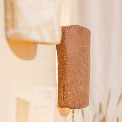 Applique murale en béton avec cylindre marron foncé texturé et câble torsadé