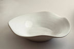 Assiette creuse en céramique blanche, bord ondulé, vue de face