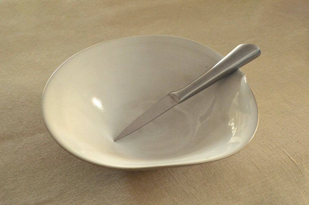 Assiette creuse en céramique blanche avec cuillère, intérieur lustré