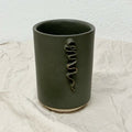 Mug en céramique kaki avec motif froufrou en relief sur la façade
