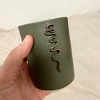Mug kaki vu de côté, motif froufrou en relief sur le corps