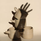 Tasses « Horn » en céramique beige, empilées, anses en forme de cornes