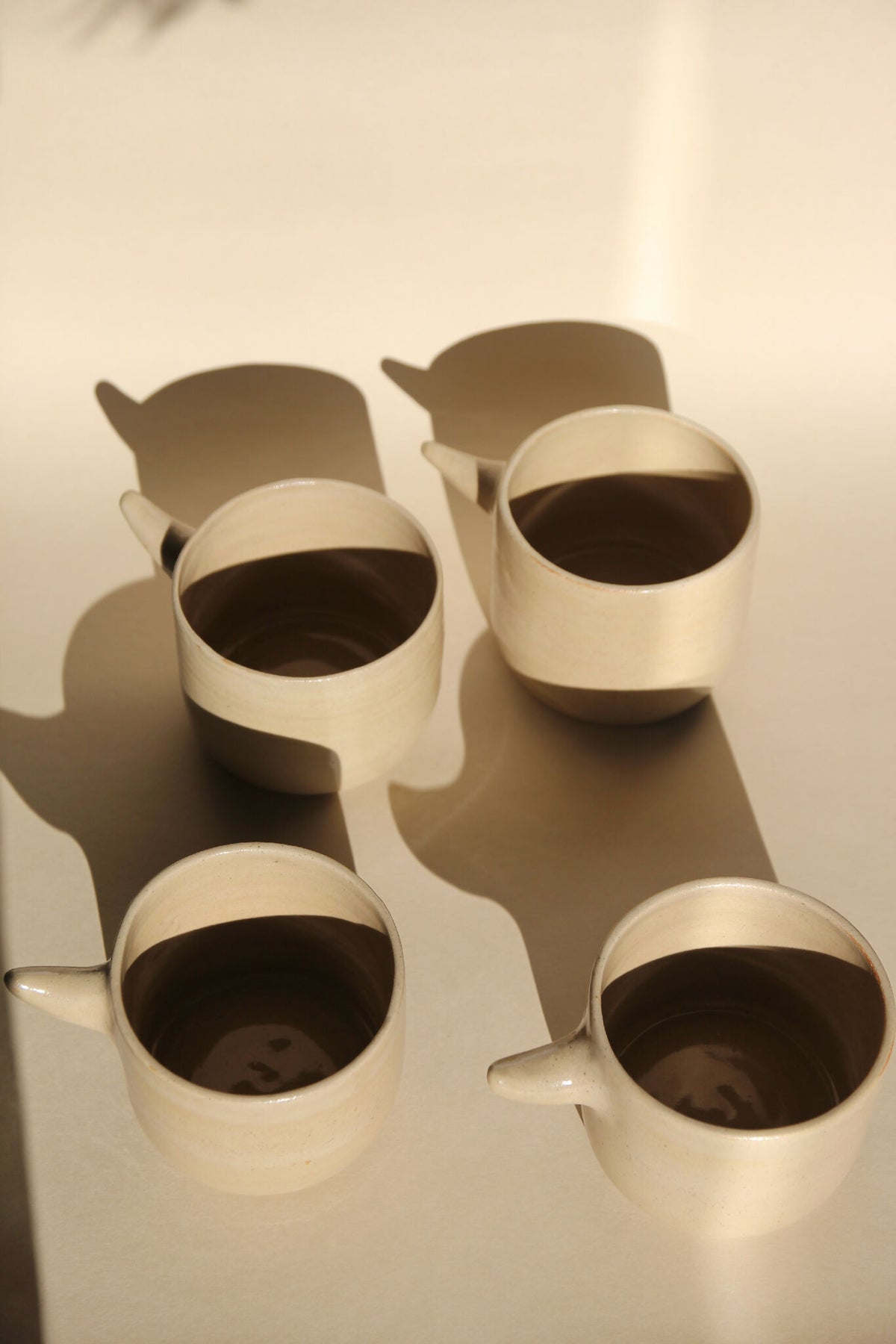 Set de tasses « Horn » blanches, tasses groupées, anses en forme de cornes
