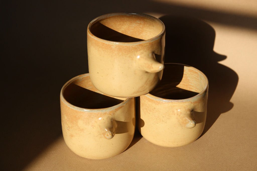 Tasses « Horn » caramel en céramique, ensemble de quatre, anses cornes